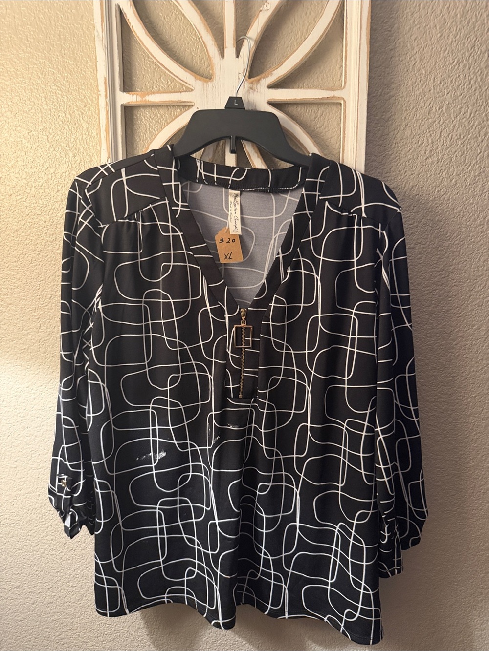 PerSeption Concept Black and White Geometric V-Neck Blouse